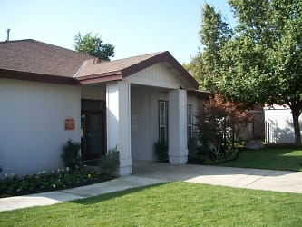 Springwood Court Apartments - Bakersfield, CA