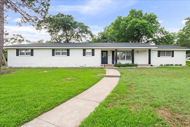 8901 Whippoorwill Drive - Woodway, TX