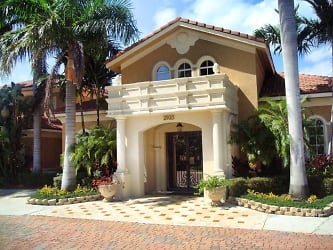 706 Villa Cir - Boynton Beach, FL
