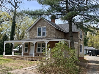 464 Montauk Hwy - East Quogue, NY