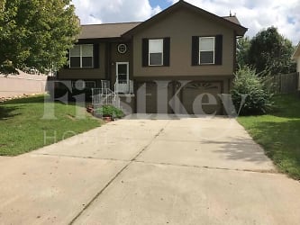 6703 S Brookside Rd - Pleasant Valley, MO