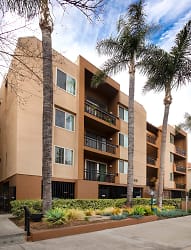 White Oak Gardens Apartments - Encino, CA