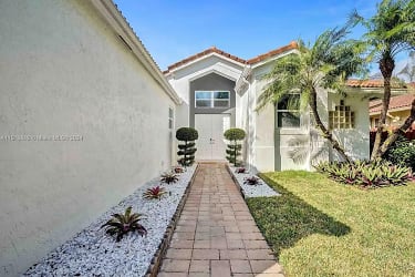 1260 S 13th Ave #0 - Hollywood, FL