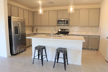 604 E Diamond Dr - Casa Grande, AZ