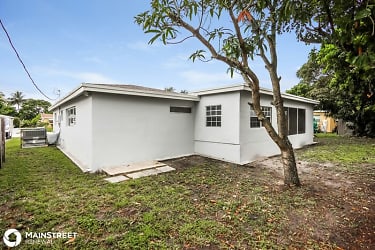 3555 NW 32nd Ct - Lauderdale Lakes, FL
