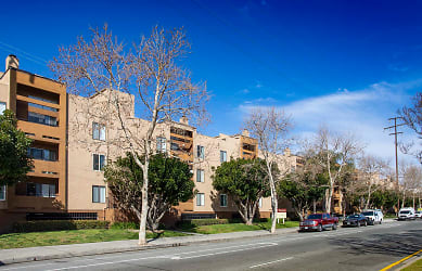 Vineland Gardens Apartments - North Hollywood, CA