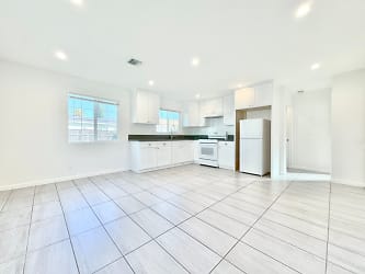 7342 Loma Verde Ave - Los Angeles, CA
