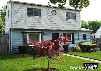 23 Blue Spruce Rd - Levittown, NY