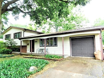 225 Lincolnshire Dr - Crystal Lake, IL