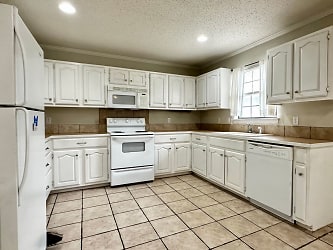 Spacious 1-, 2- And 3-bedroom Duplexes At The Legend Near Baylor! Apartments - undefined, undefined