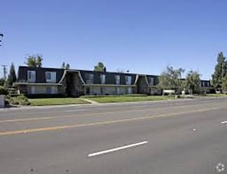 The Retreat Apartments - Sacramento, CA