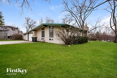 132 Linden Ave - East Dundee, IL