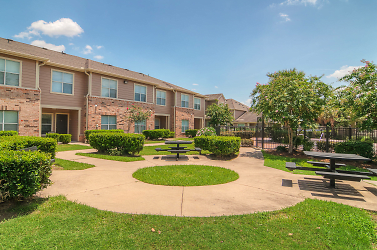 Highland Meadow Village Apartments - Houston, TX