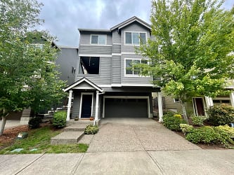 9525 NW Harvest Hill Dr - Portland, OR