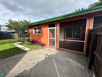 61 NW 35th St - Oakland Park, FL