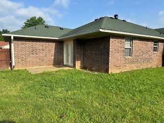 2127 S Tampa Ave - Russellville, AR