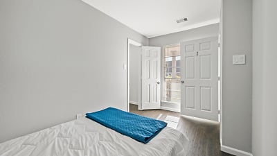 Room for Rent -  a 5 minute walk to transit stop S - Houston, TX