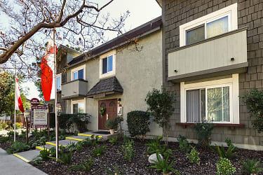 The Newporter Apartments - Tarzana, CA