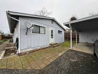 532 NW Cecil Ave - Roseburg, OR