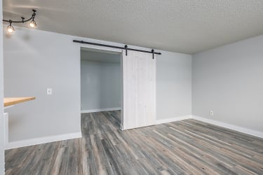 Victory Manor: Renovated Units In Pasco! Apartments - Pasco, WA