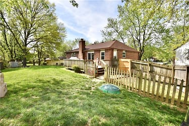 1013 NW Berkshire Dr - Blue Springs, MO