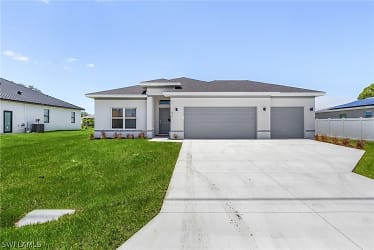 421 NW 1st St - Cape Coral, FL