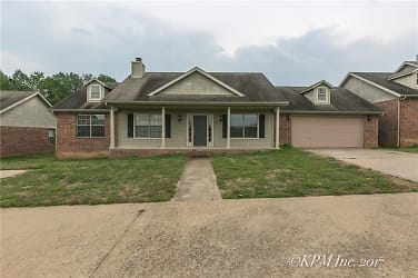 4375 E Holiday Dr - Fayetteville, AR