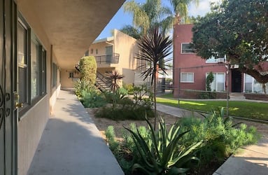 4142 Palmwood Dr - Los Angeles, CA