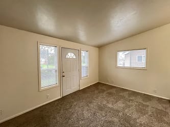 5954 A St - Springfield, OR