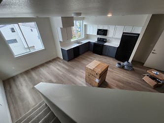Brand New And Spacious! W!S!G Paid W!D In Each Unit Apartments - Portland, OR