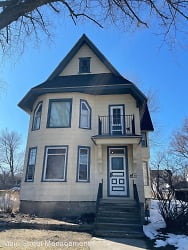 532 S Webster Ave - Green Bay, WI