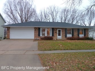 3698 Willowood Ave - Marion, IA