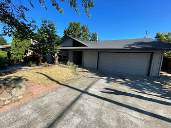 2716 Montello Ave - Hood River, OR