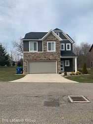 2967 Creekside Ct - Stow, OH
