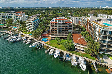 1632 S Bayshore Ct #VILLA1 - Miami, FL