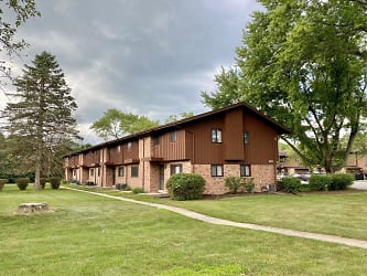 5375 Root River Dr - Greendale, WI