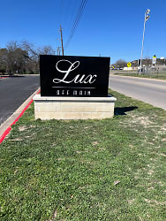The LUX Off Main Apartments - Kerrville, TX