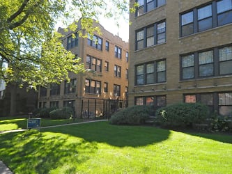 Woodlawn Court Apartments - Chicago, IL