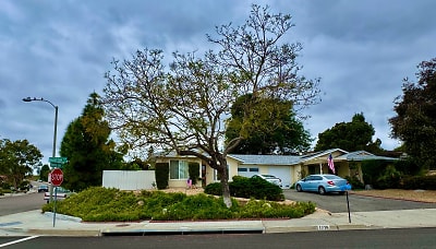 1779 Round Tree Dr - Oceanside, CA