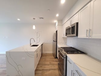 25-70 32nd St unit 4C - Queens, NY