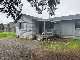 464 Smith St - Riddle, OR