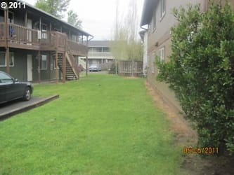 536 S 42nd St unit A-D - Springfield, OR
