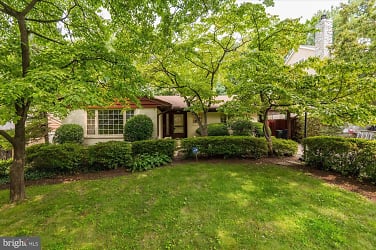 5512 Uppingham St - Chevy Chase, MD