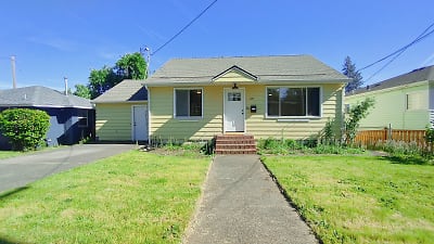 215 W Exeter St - Gladstone, OR