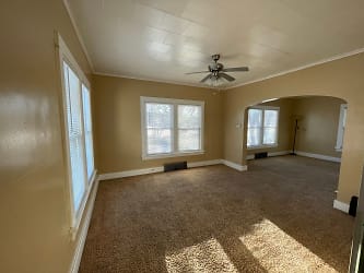 5675 Valley Dr - Bettendorf, IA