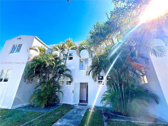 1015 S 17th Ave #8 - Hollywood, FL