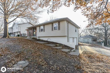 4815 S Kendall Dr - Independence, MO