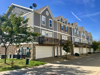 Village At Arbor Chase Town Homes Apartments - Pleasant Hill, IA