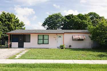 5649 S 37th Ct - Greenacres, FL