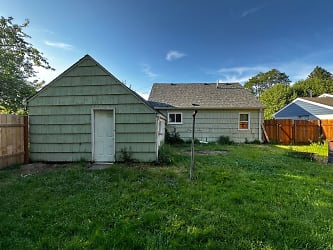 1934 SE 1st Ave - Albany, OR